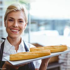 漂亮的女服務(wù)員帶著法國(guó)長(zhǎng)棍面包